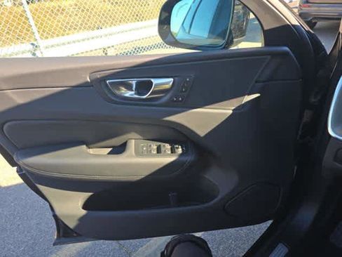 Used 2025 Volvo XC60 B5 Core image 9