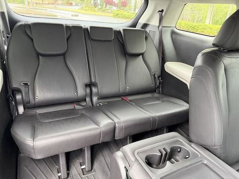 Used 2024 Kia Carnival LX FWD image 33