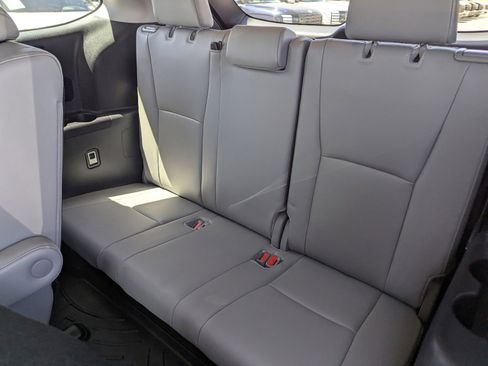 Used 2024 Toyota Highlander Limited FWD image 9