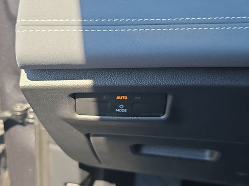 Certified 2025 Volkswagen Tiguan SE AWD/4WD image 27
