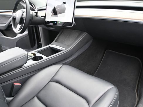 Used 2024 Tesla Model Y 2WD image 16