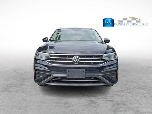 Used 2023 Volkswagen Tiguan SE AWD/4WD image 2