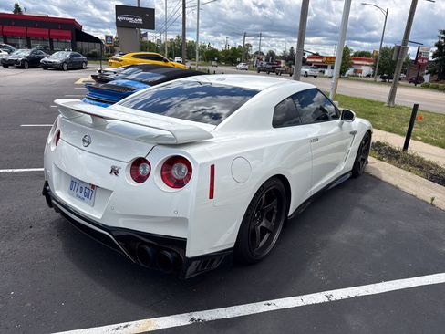Used 2021 Nissan GT-R Premium AWD/4WD image 3