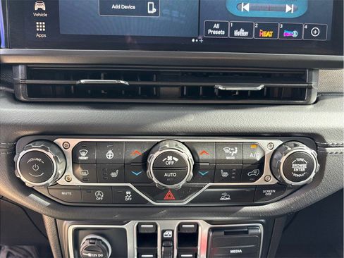 Used 2025 Jeep Wrangler Unlimited Sahara image 26