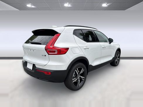 New 2026 Volvo XC40 B5 Core w/ Climate Package AWD/4WD image 9