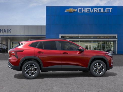 New 2026 Chevrolet Trax LT w/ Sunroof Package FWD image 5