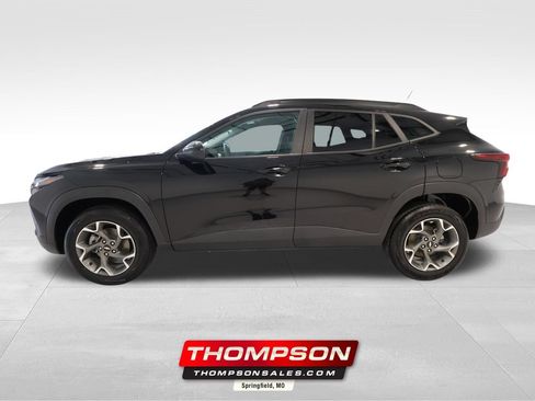 Used 2025 Chevrolet Trax LT FWD image 1