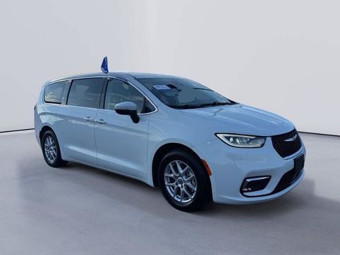 Used 2023 Chrysler Pacifica Touring-L FWD image 7