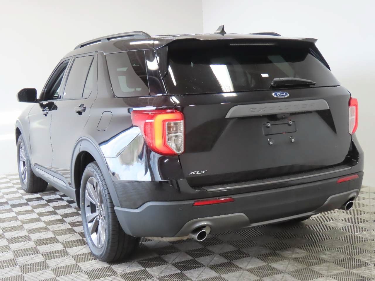 Used 2023 Ford Explorer XLT w/ Equipment Group 202A RWD image 3
