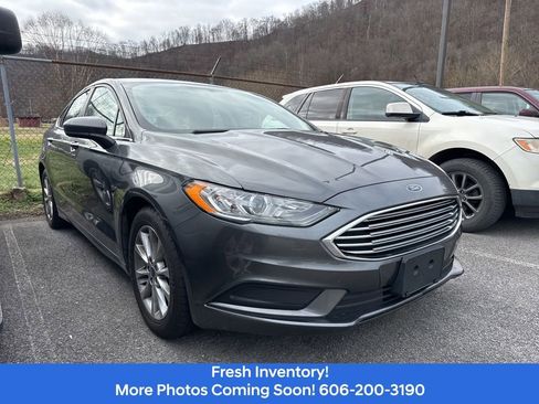 Used 2017 Ford Fusion SE w/ Fusion SE Technology Package image 3