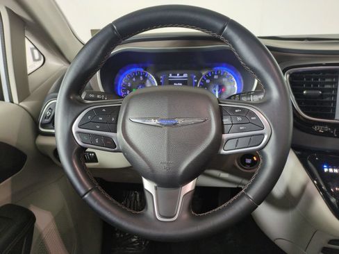 Used 2018 Chrysler Pacifica Touring-L FWD image 17