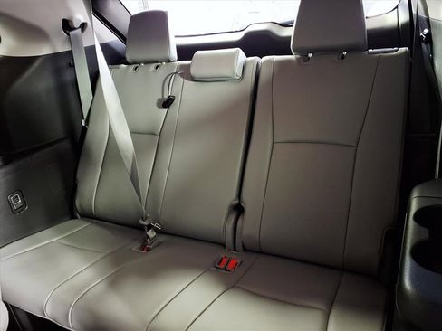 Used 2024 Toyota Highlander Platinum image 9