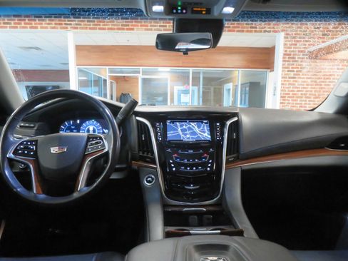 Used 2018 Cadillac Escalade Luxury AWD/4WD image 56