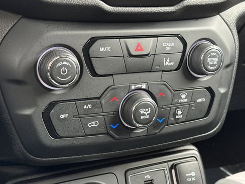 Used 2022 Jeep Renegade Latitude w/ Convenience Group image 24