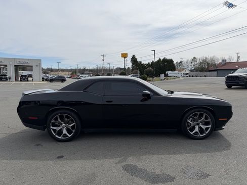 Used 2015 Dodge Challenger SXT image 2