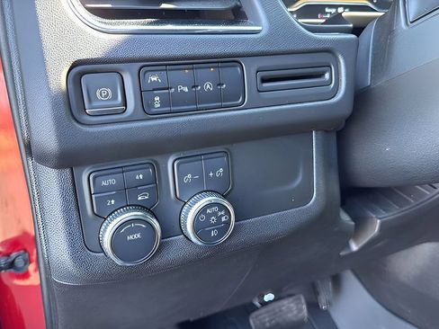 Used 2024 GMC Yukon SLT AWD/4WD image 30