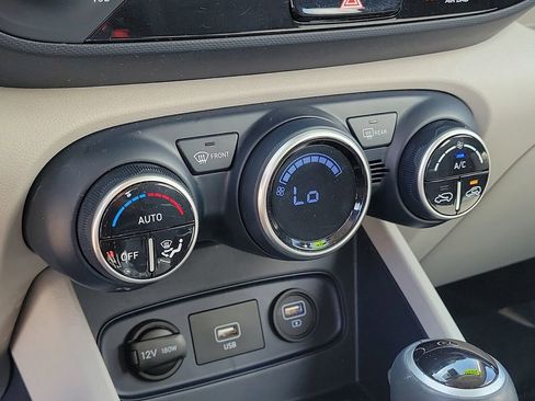 Used 2020 Hyundai Venue FWD image 22