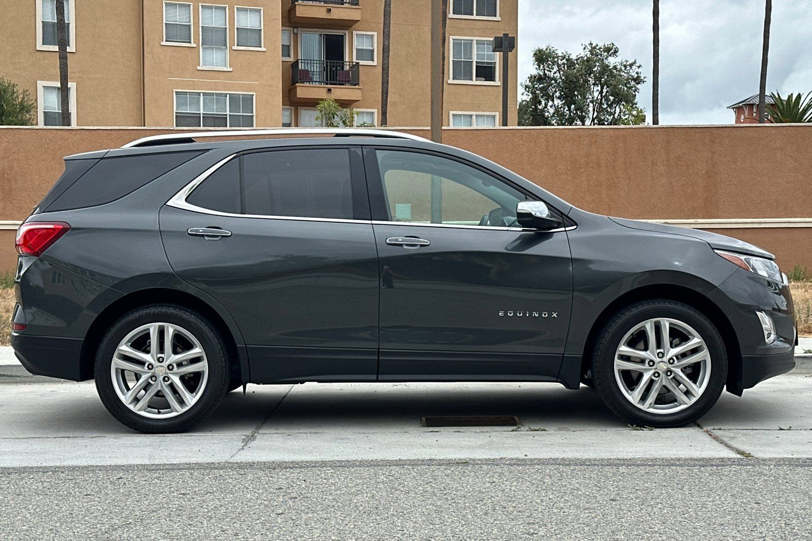 Used 2018 Chevrolet Equinox Premier AWD/4WD image 3