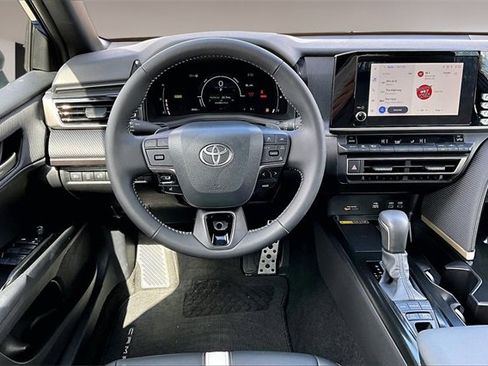 Used 2025 Toyota Camry SE image 8