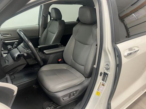 Used 2021 Toyota Sienna XLE w/ XLE Plus Package image 24