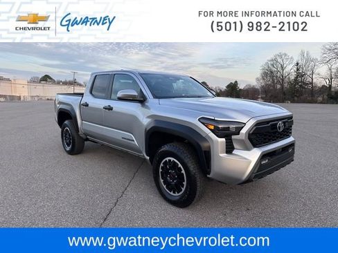 Used 2025 Toyota Tacoma TRD Off-Road image 3