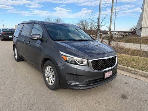 Used 2017 Kia Sedona LX w/ LX Essentials Premium Package image 2