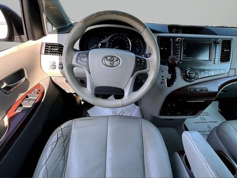 Used 2012 Toyota Sienna XLE w/ Premium Pkg FWD image 8