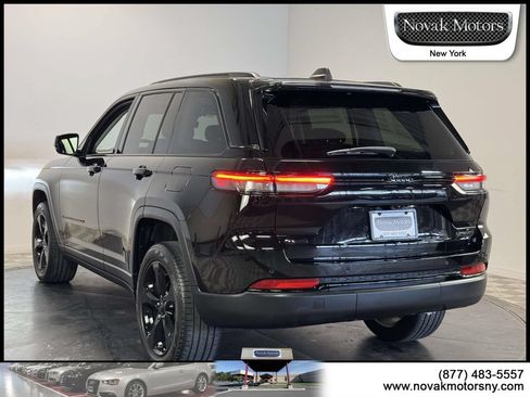 Used 2023 Jeep Grand Cherokee Limited w/ Black Appearance Package AWD/4WD image 8