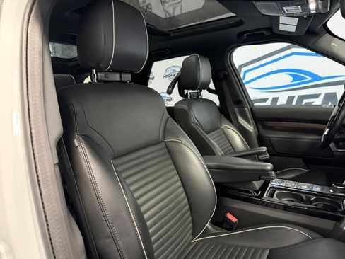 Used 2020 Land Rover Discovery HSE image 30