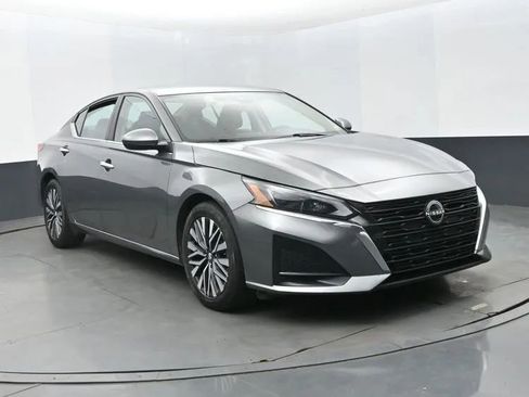 Used 2023 Nissan Altima 2.5 SV image 2