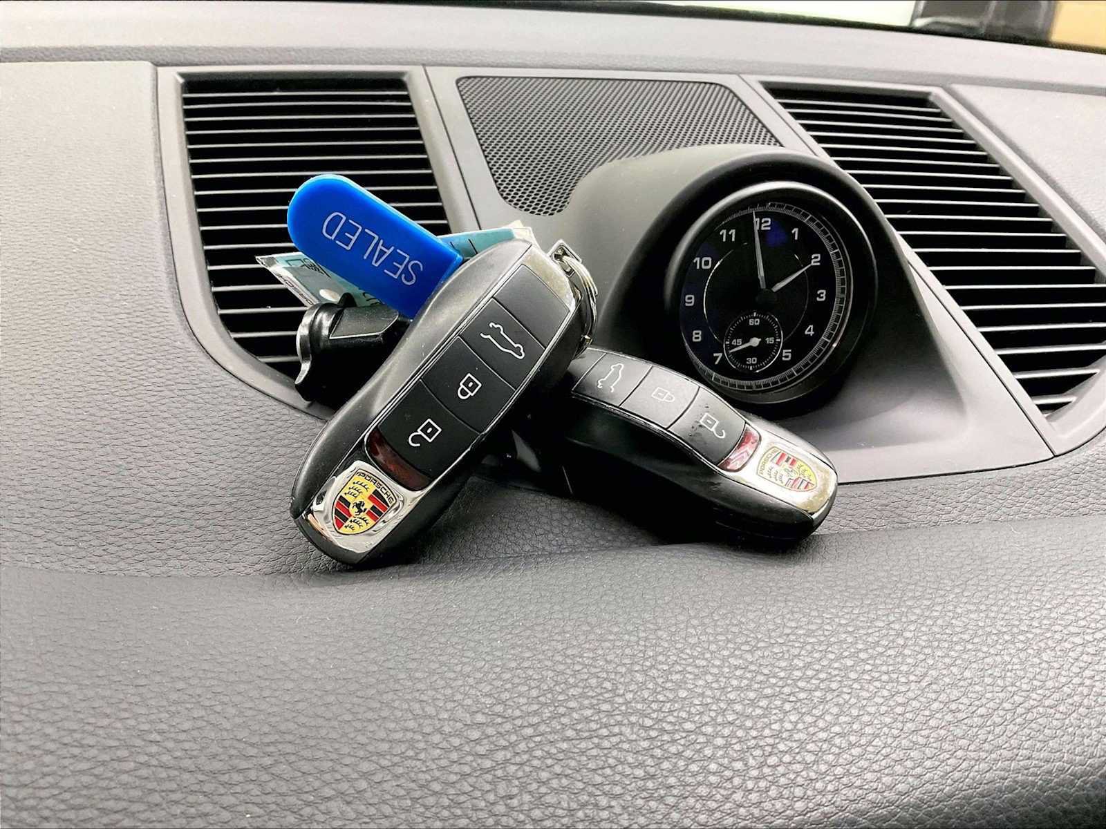 Certified 2022 Porsche Macan AWD/4WD image 21