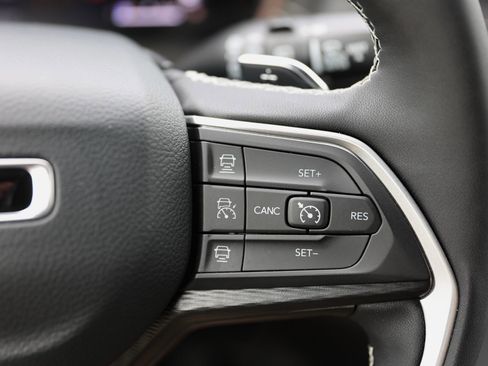 Used 2025 Jeep Grand Cherokee Altitude AWD/4WD image 39