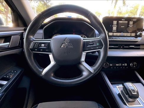 Used 2024 Mitsubishi Outlander SE image 5