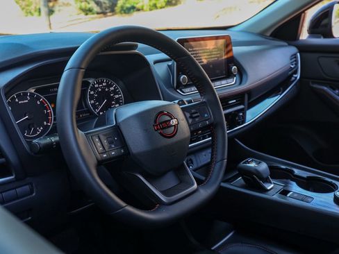 Used 2025 Nissan Rogue SV AWD/4WD image 14