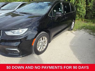 Used 2025 Chrysler Pacifica Select