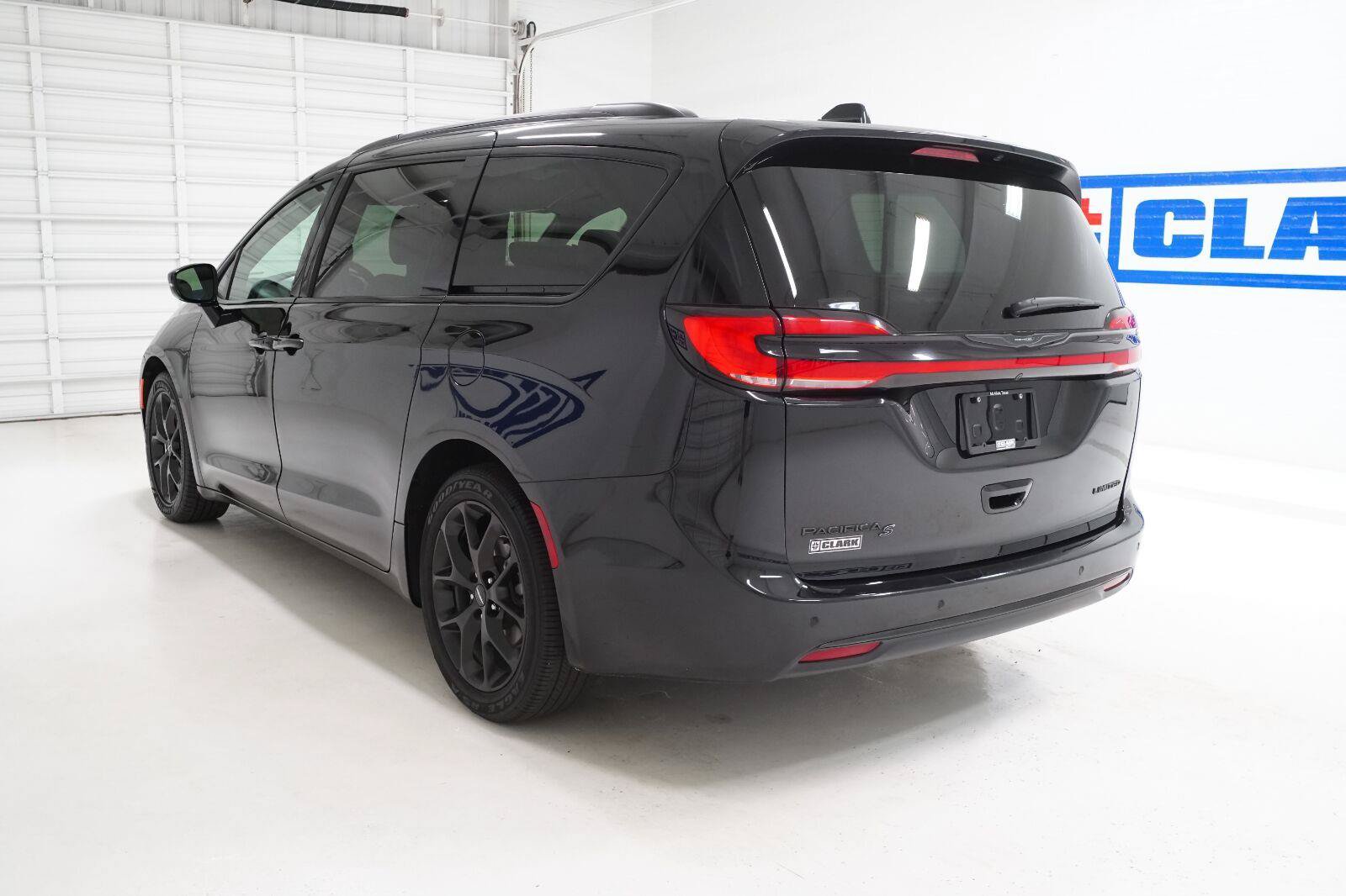 Used 2025 Chrysler Pacifica Limited FWD image 27