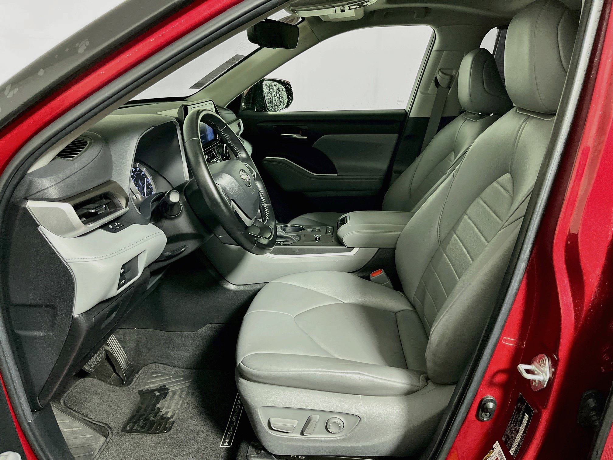 Used 2022 Toyota Highlander XLE FWD image 14