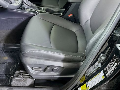 Certified 2022 Toyota Corolla Cross XLE image 25