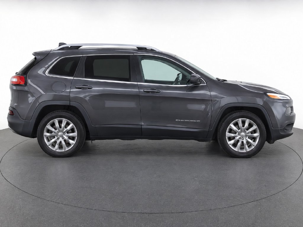 Used 2018 Jeep Cherokee Overland AWD/4WD image 2