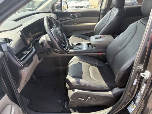 Used 2025 Kia Carnival FWD image 4
