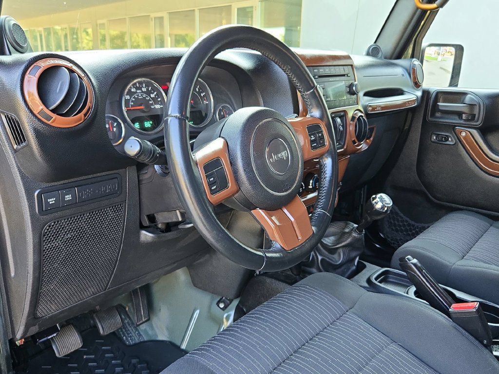 Used 2012 Jeep Wrangler Unlimited Rubicon w/ Max Tow Pkg AWD/4WD image 13