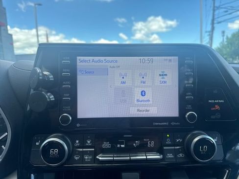 Used 2022 Toyota Highlander XLE AWD/4WD image 21