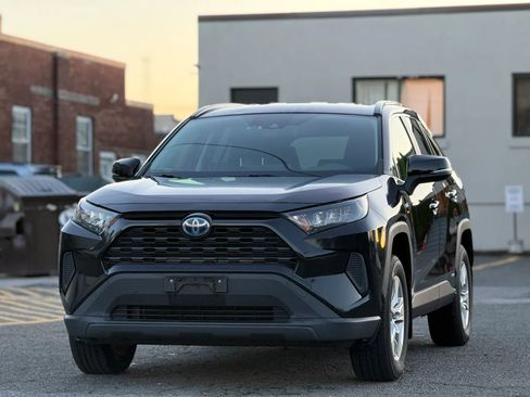 Used 2019 Toyota RAV4 LE w/ Carpet Mat Package AWD/4WD image 6