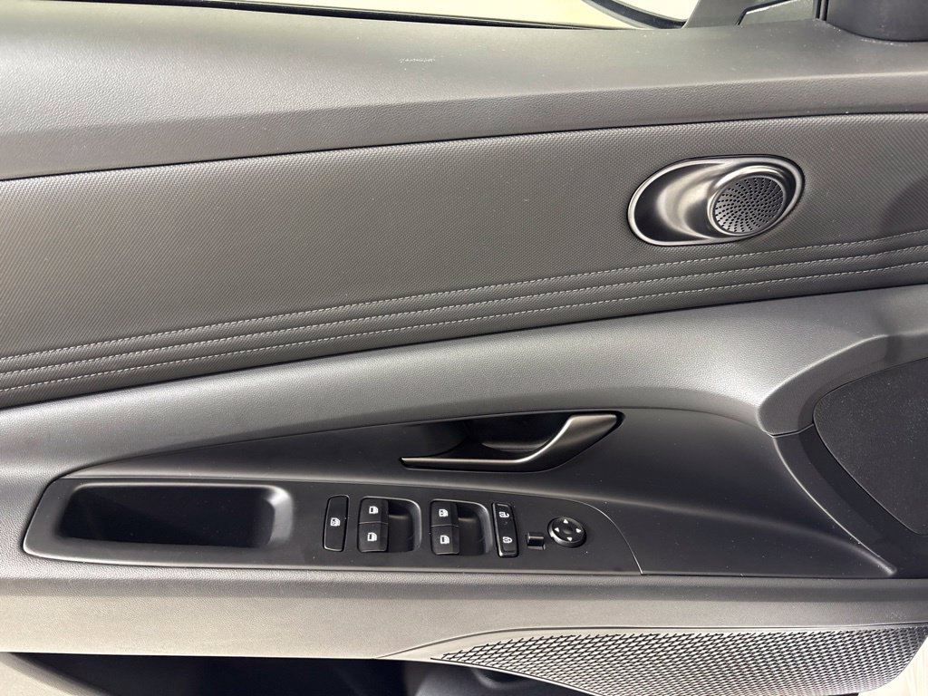 Certified 2025 Hyundai Elantra SEL FWD image 17