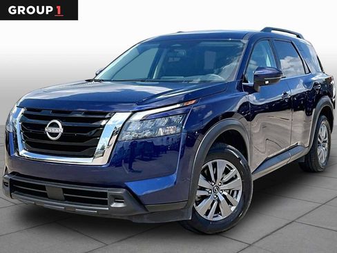 Used 2025 Nissan Pathfinder SV image 1