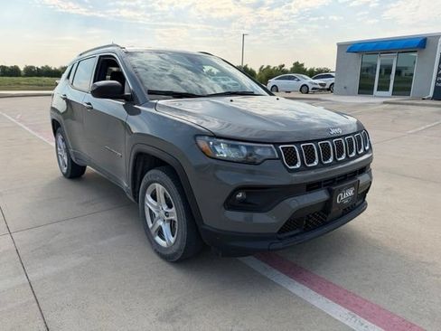 Used 2023 Jeep Compass Latitude AWD/4WD image 1