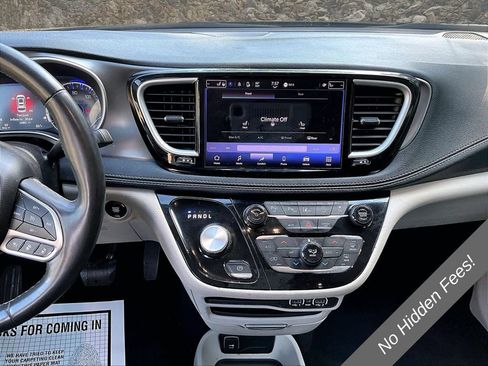 Used 2023 Chrysler Pacifica Touring-L FWD image 4