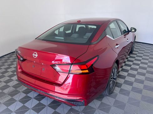 Used 2024 Nissan Altima 2.5 SV FWD image 3