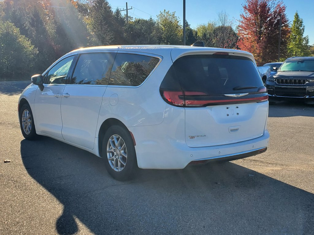 Used 2023 Chrysler Pacifica Touring-L FWD image 3