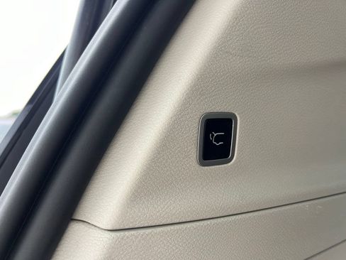 Used 2023 Chrysler Pacifica Touring-L FWD image 13